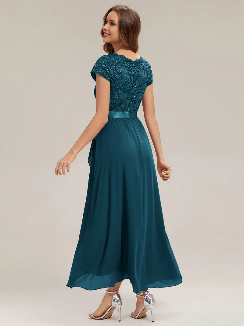 Robe élégante asymétrique à décolleté en V profond et volants