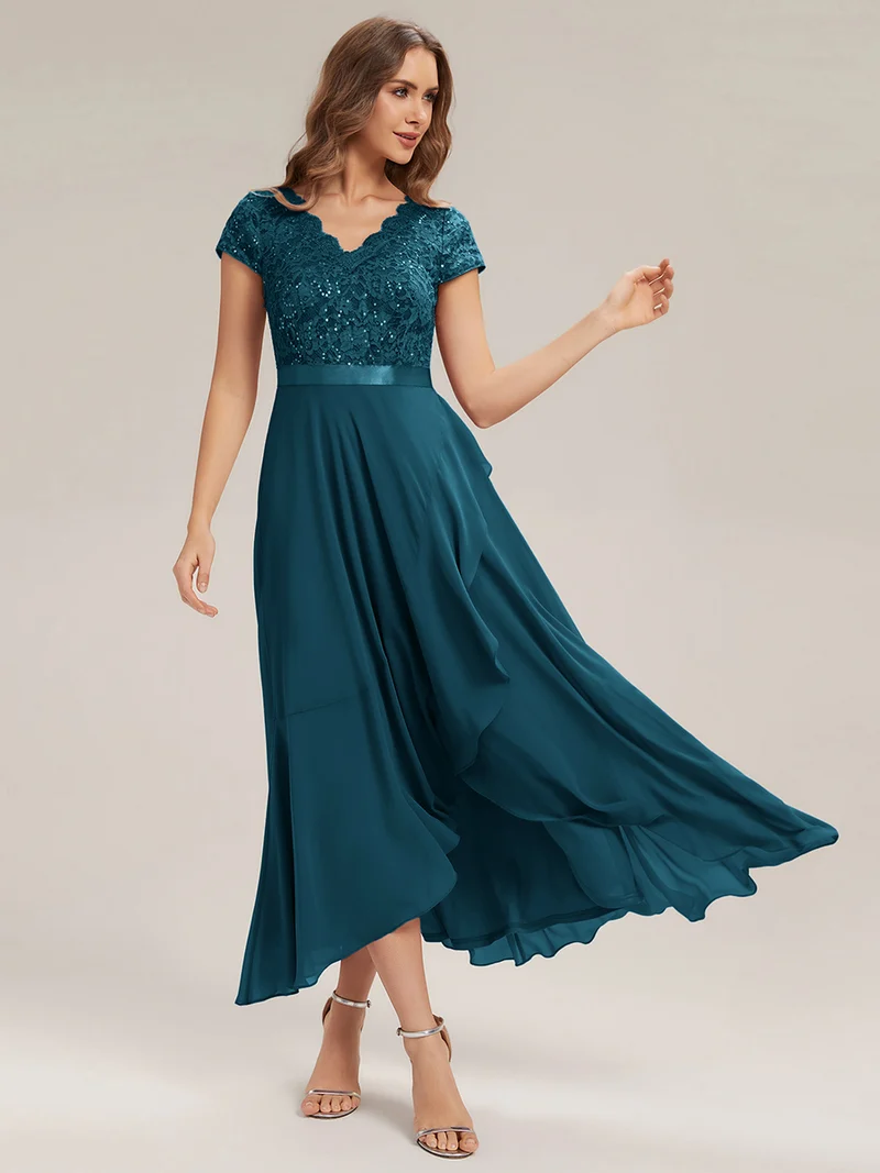 Robe élégante asymétrique à décolleté en V profond et volants