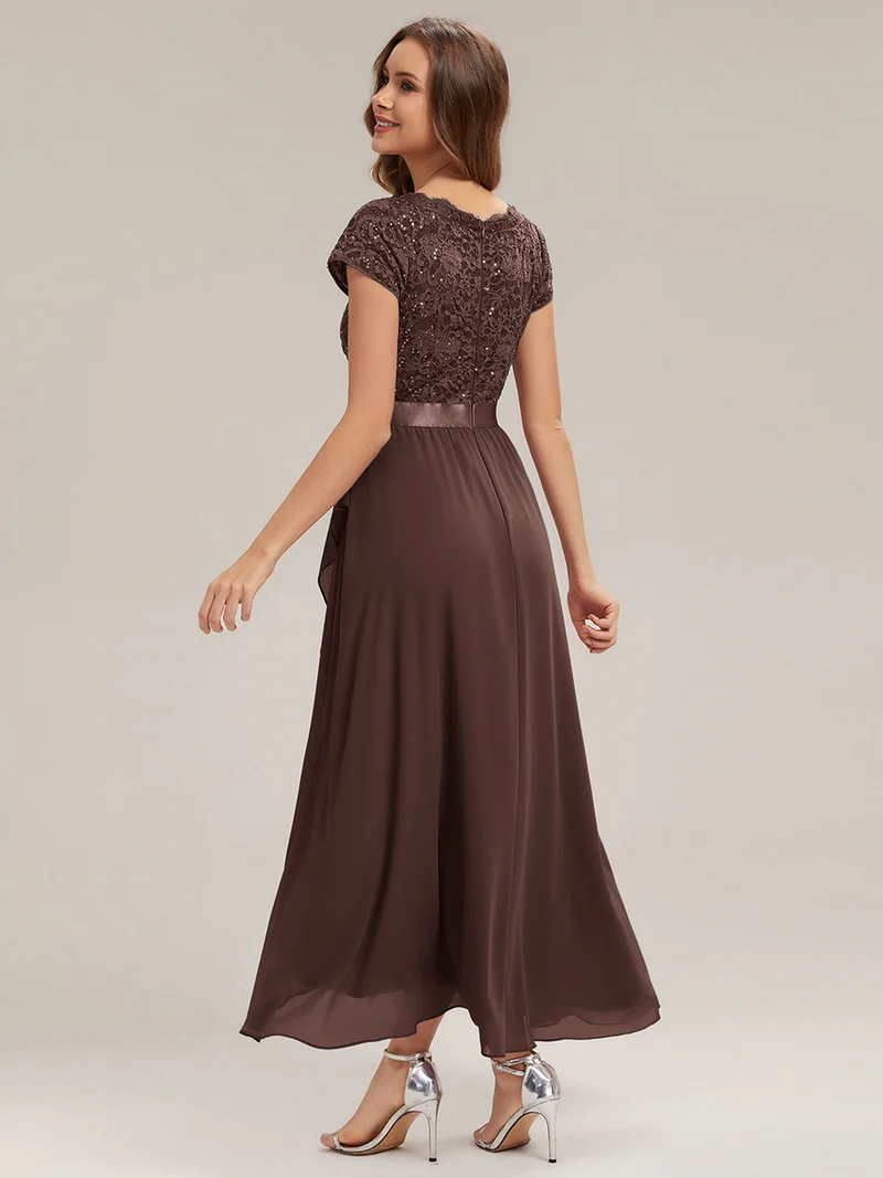 Robe élégante asymétrique à décolleté en V profond et volants