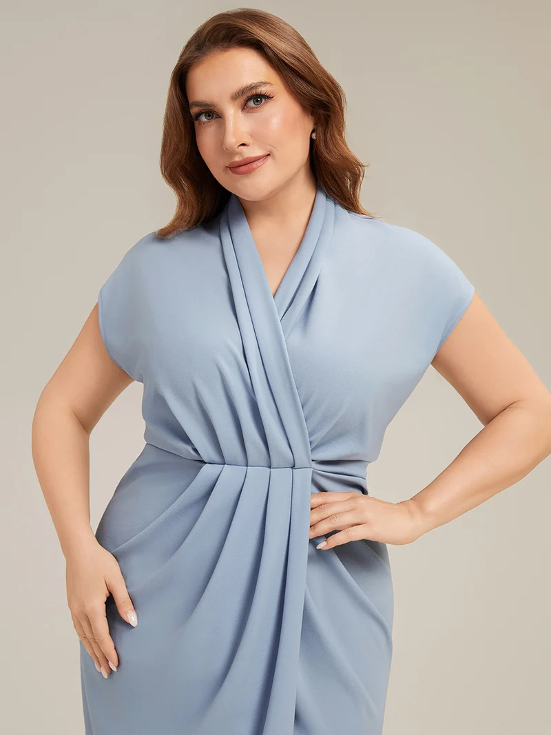 Robe moulante à manches courtes en haute élasticité avec décolleté en V profond et détail froncé