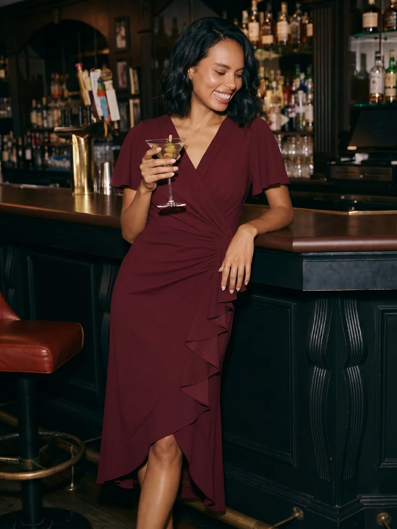 Robe de cocktail de soirée cintrée à manches courtes et décolleté en V profond