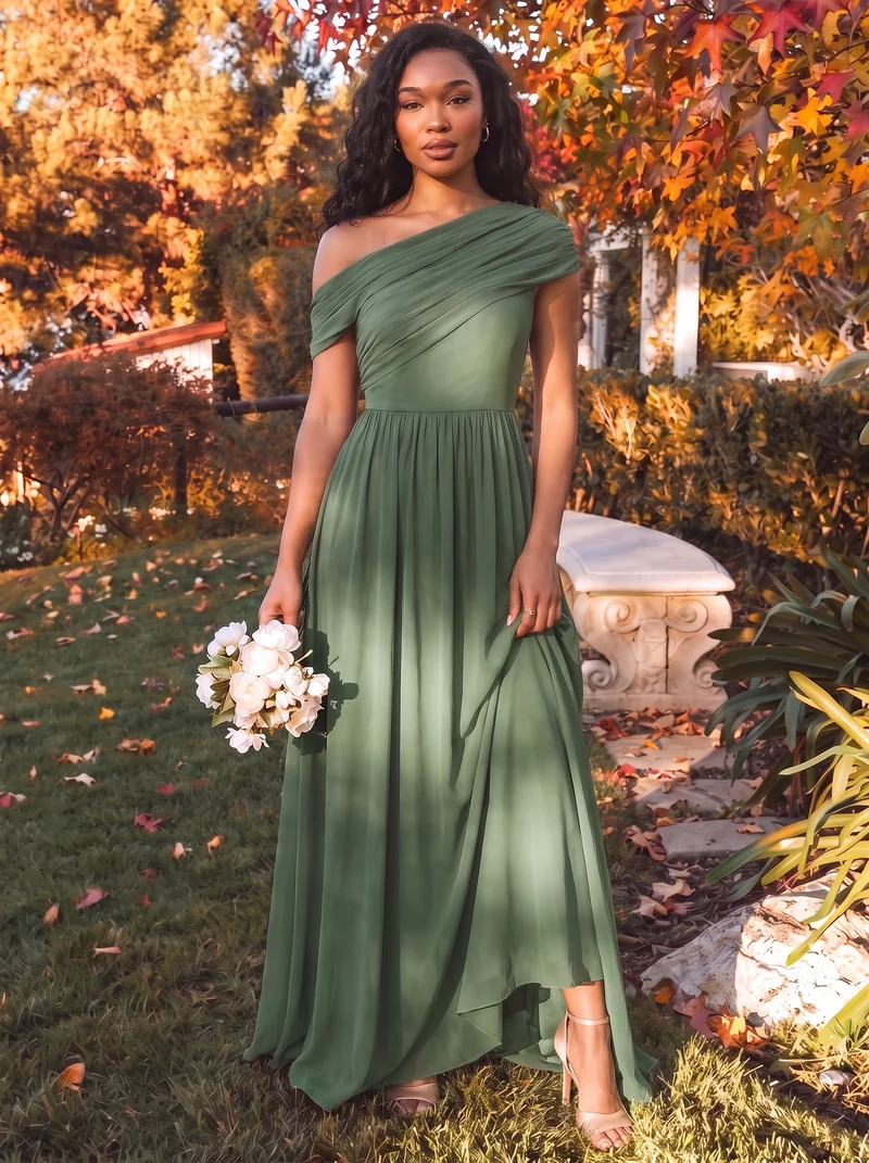 Robe longue asymétrique sans bretelles en A avec détail froncé
