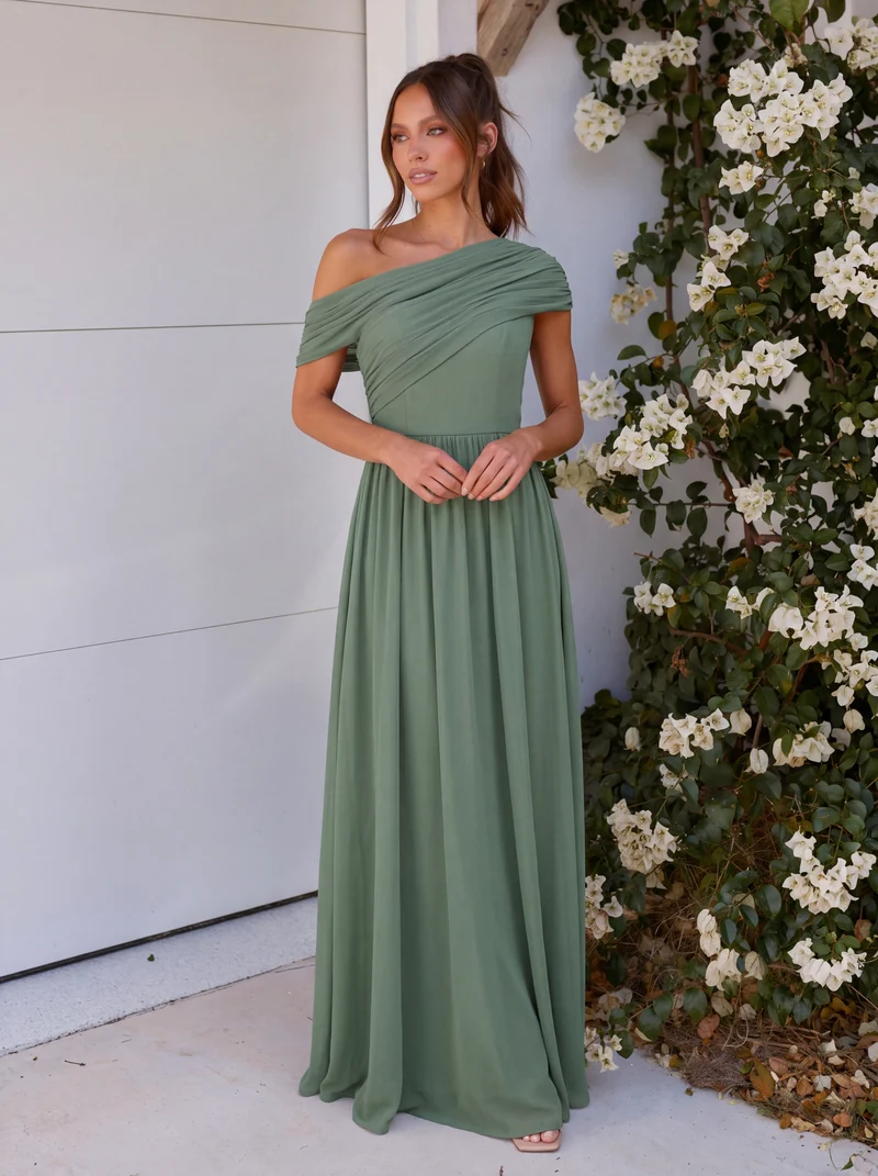 Robe longue asymétrique sans bretelles en A avec détail froncé