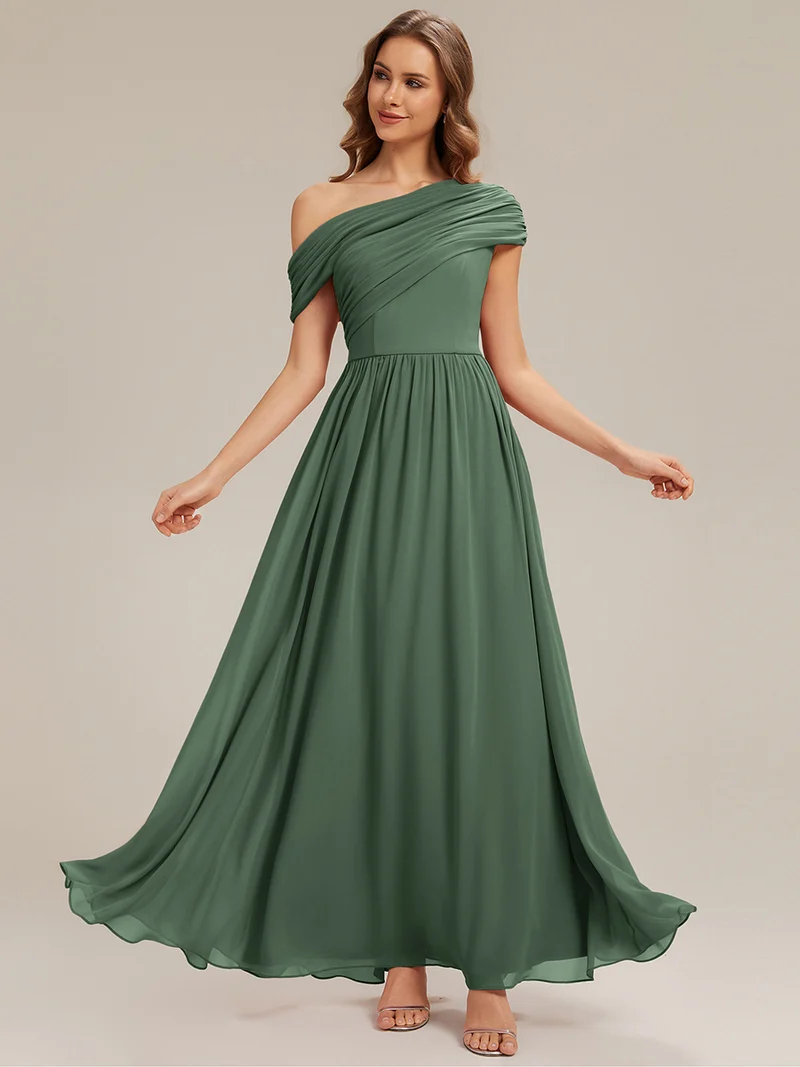 Robe longue asymétrique sans bretelles en A avec détail froncé
