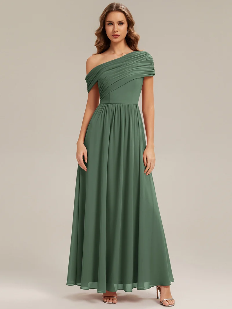 Robe longue asymétrique sans bretelles en A avec détail froncé