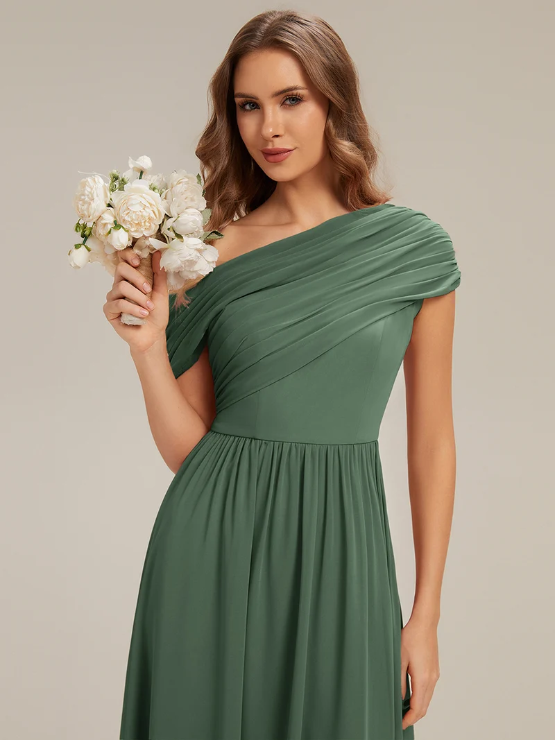 Robe longue asymétrique sans bretelles en A avec détail froncé
