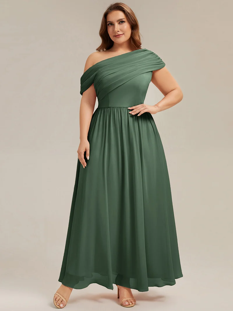 Robe longue asymétrique sans bretelles en A avec détail froncé
