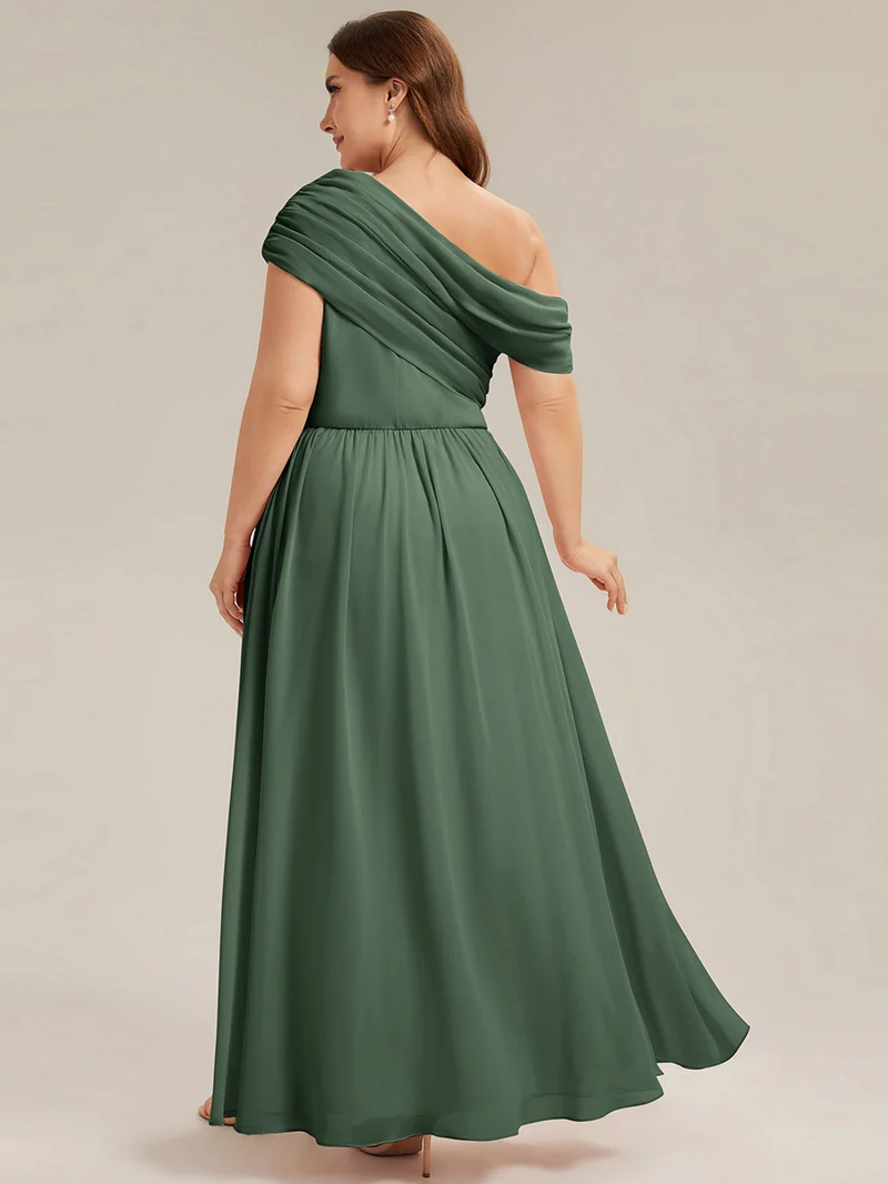 Robe longue asymétrique sans bretelles en A avec détail froncé