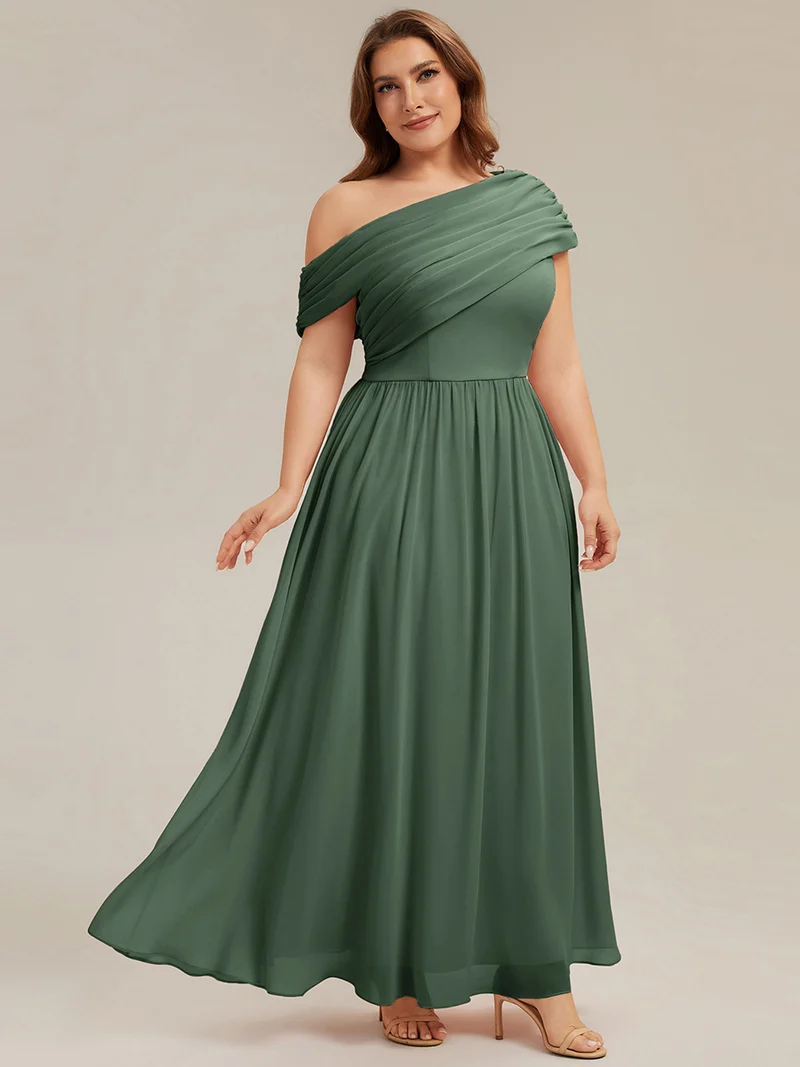 Robe longue asymétrique sans bretelles en A avec détail froncé