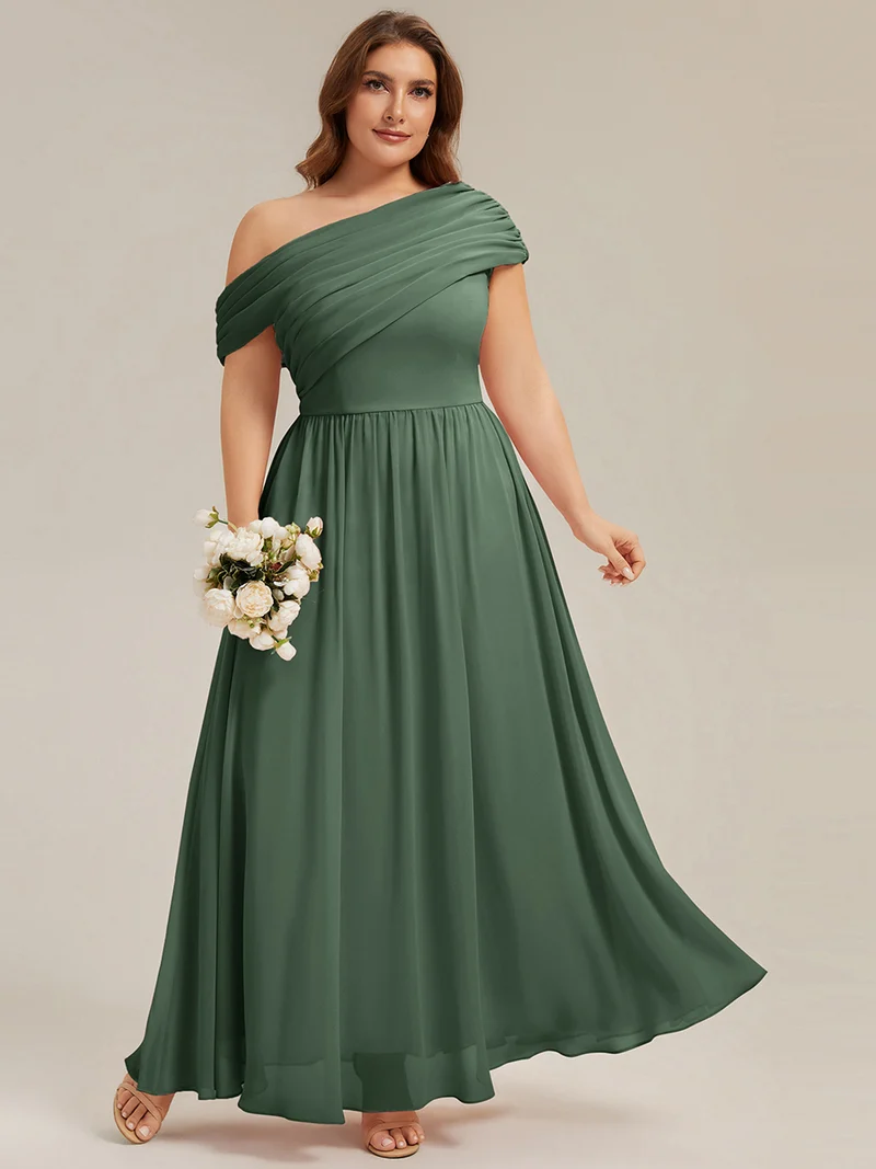 Robe longue asymétrique sans bretelles en A avec détail froncé