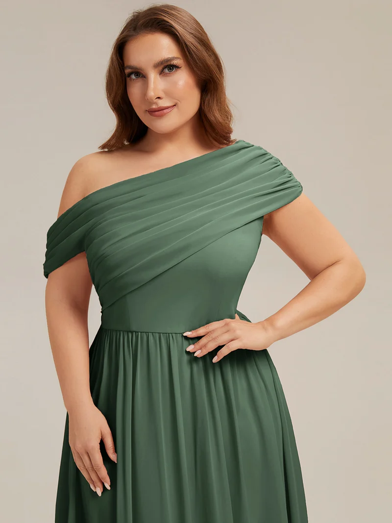 Robe longue asymétrique sans bretelles en A avec détail froncé