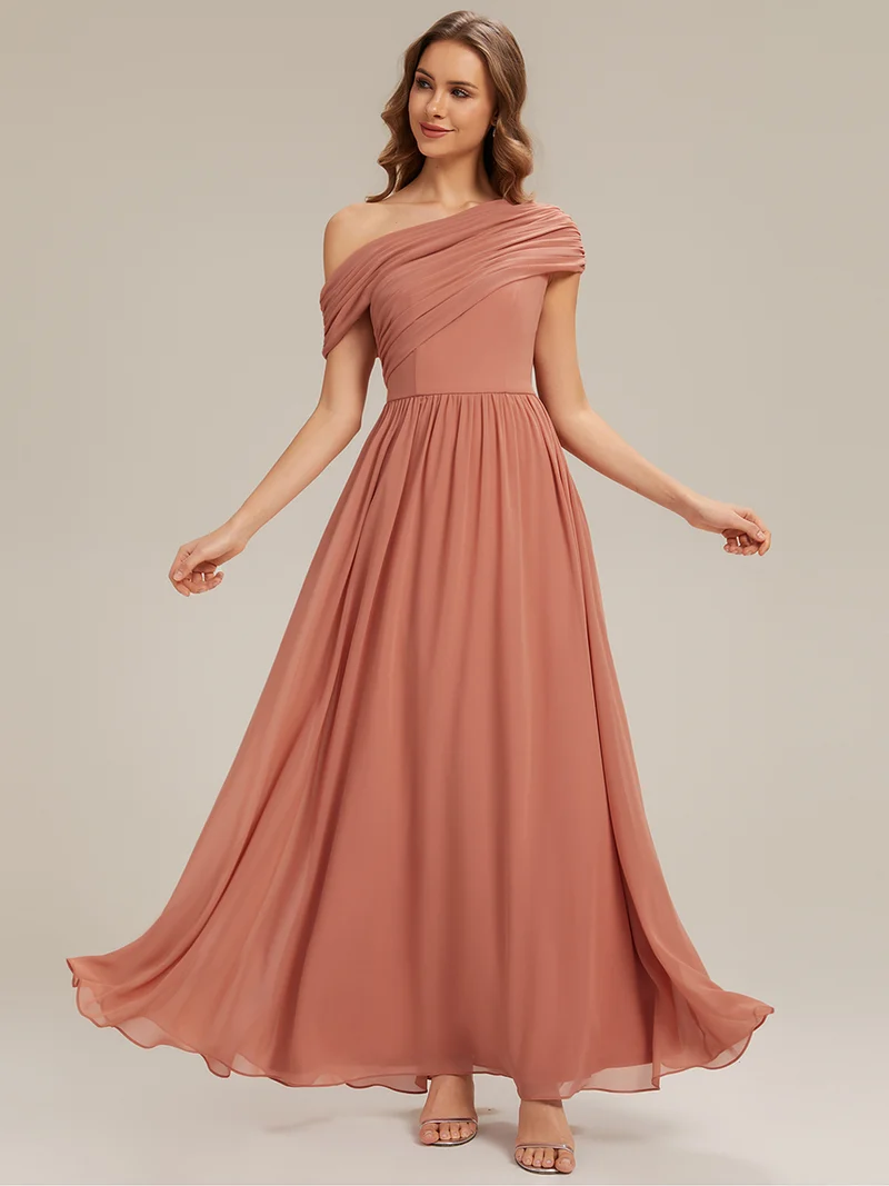 Robe longue asymétrique sans bretelles en A avec détail froncé