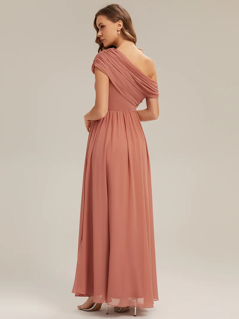 Robe longue asymétrique sans bretelles en A avec détail froncé