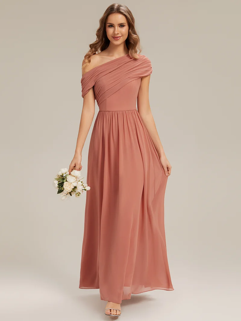 Robe longue asymétrique sans bretelles en A avec détail froncé
