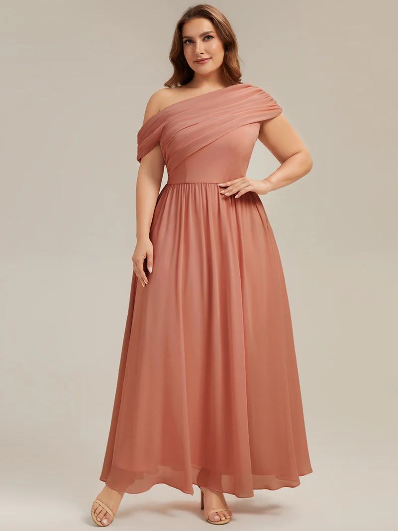 Robe longue asymétrique sans bretelles en A avec détail froncé