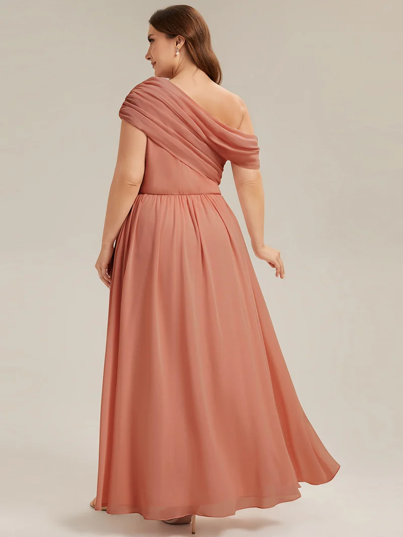 Robe longue asymétrique sans bretelles en A avec détail froncé