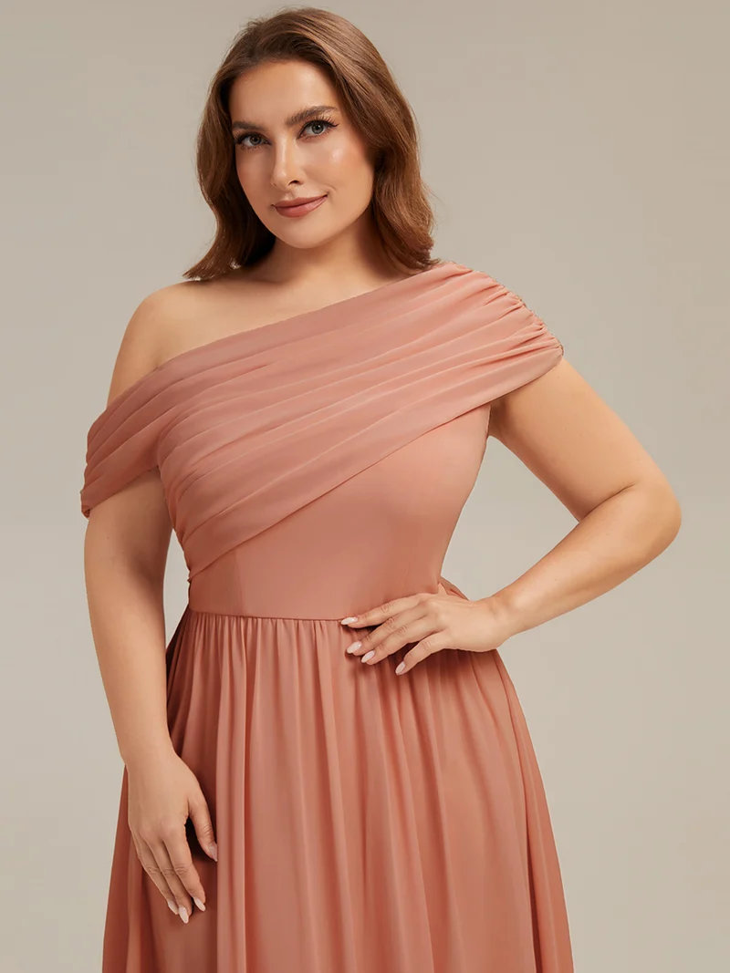Robe longue asymétrique sans bretelles en A avec détail froncé