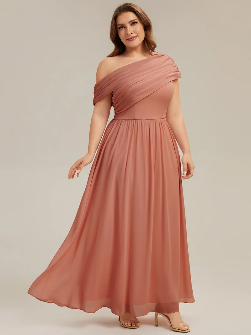 Robe longue asymétrique sans bretelles en A avec détail froncé