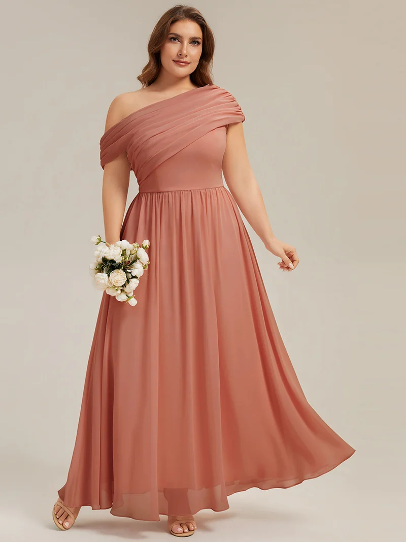 Robe longue asymétrique sans bretelles en A avec détail froncé