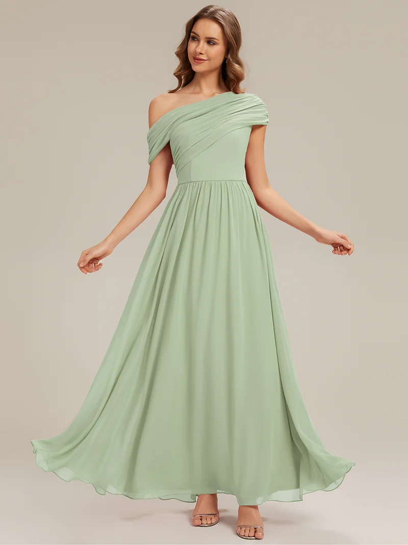 Robe longue asymétrique sans bretelles en A avec détail froncé
