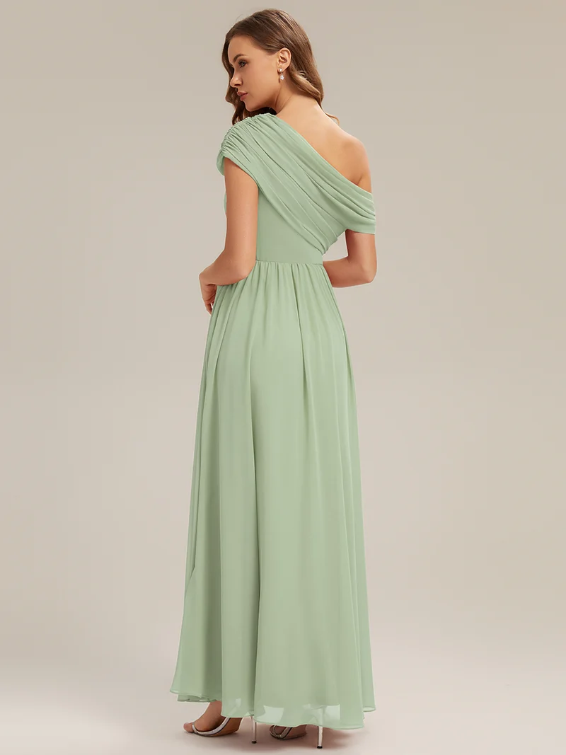 Robe longue asymétrique sans bretelles en A avec détail froncé