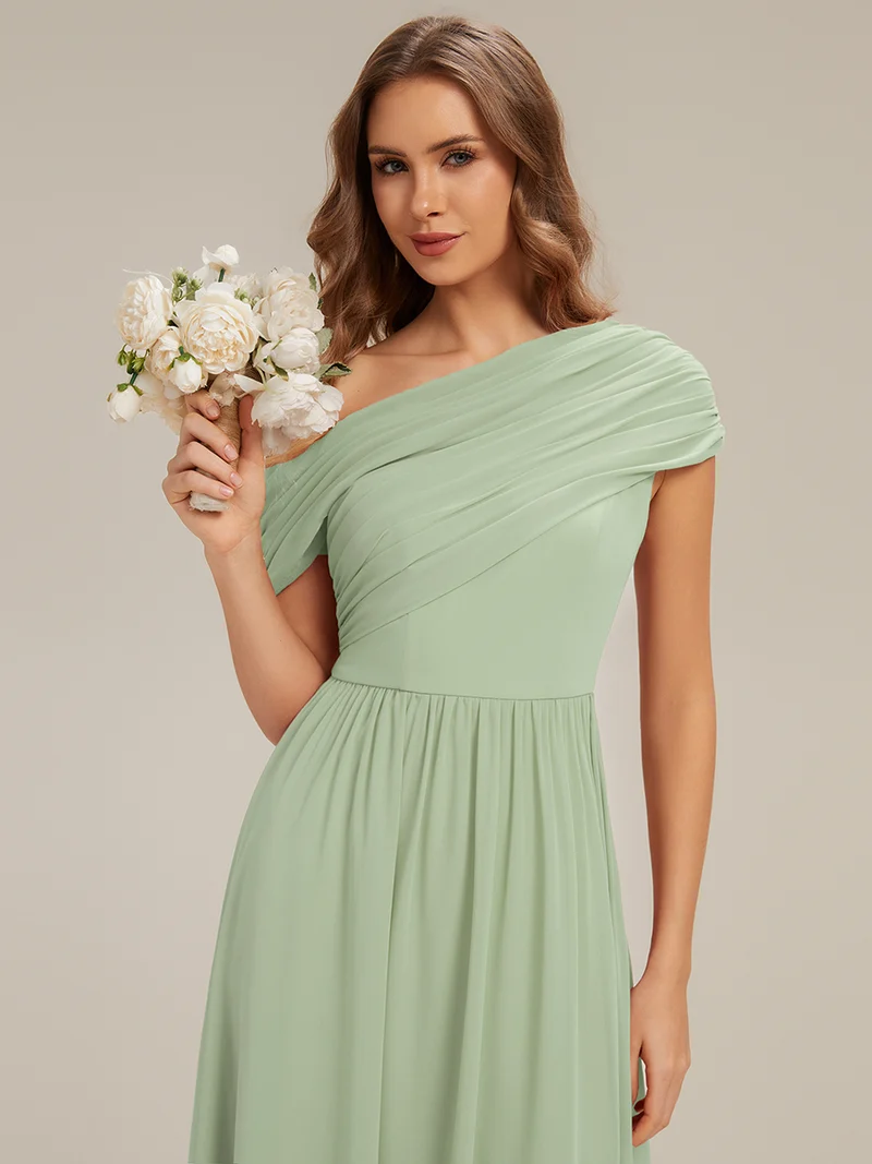 Robe longue asymétrique sans bretelles en A avec détail froncé