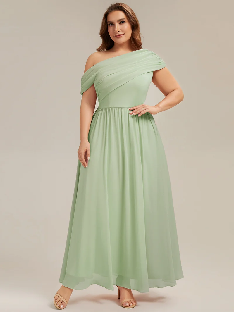 Robe longue asymétrique sans bretelles en A avec détail froncé