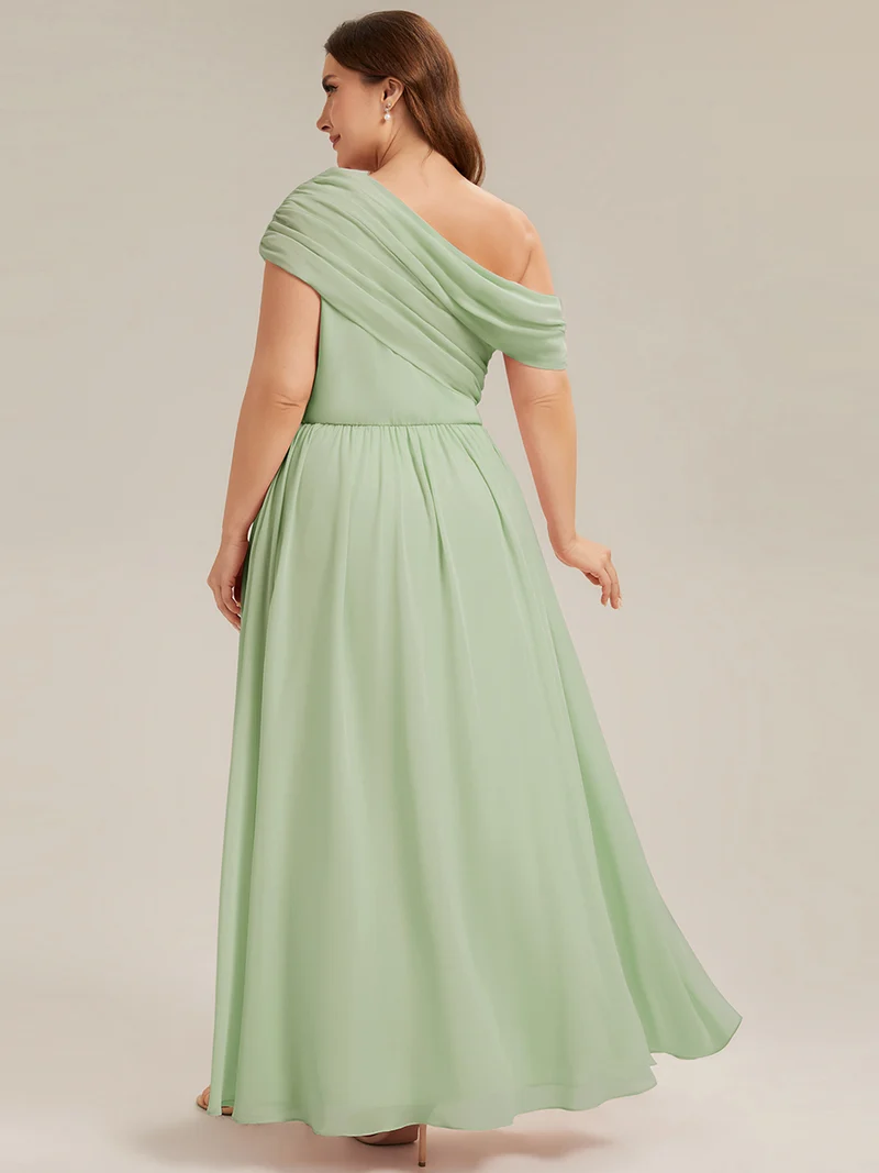Robe longue asymétrique sans bretelles en A avec détail froncé