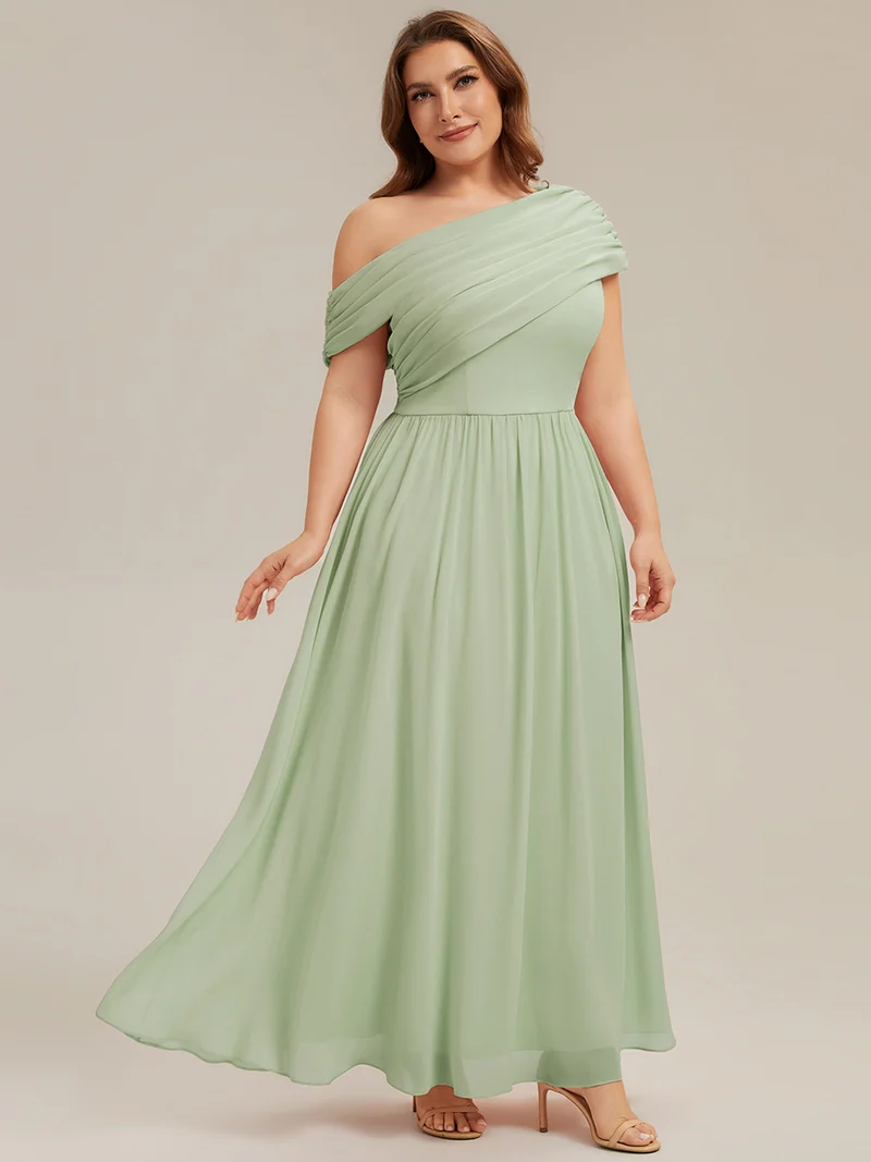 Robe longue asymétrique sans bretelles en A avec détail froncé