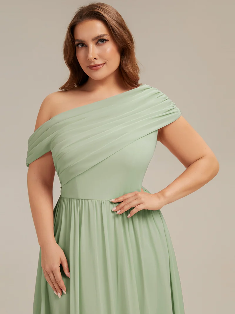 Robe longue asymétrique sans bretelles en A avec détail froncé