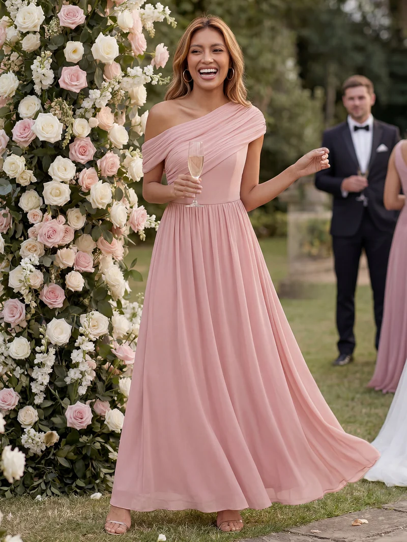 Robe longue asymétrique sans bretelles en A avec détail froncé