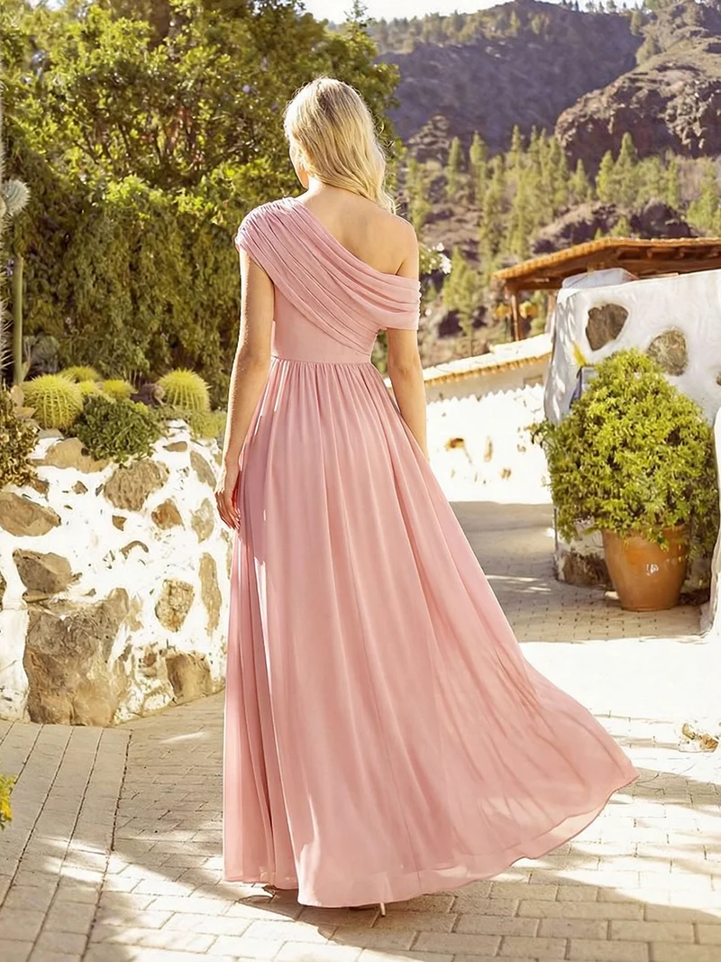 Robe longue asymétrique sans bretelles en A avec détail froncé