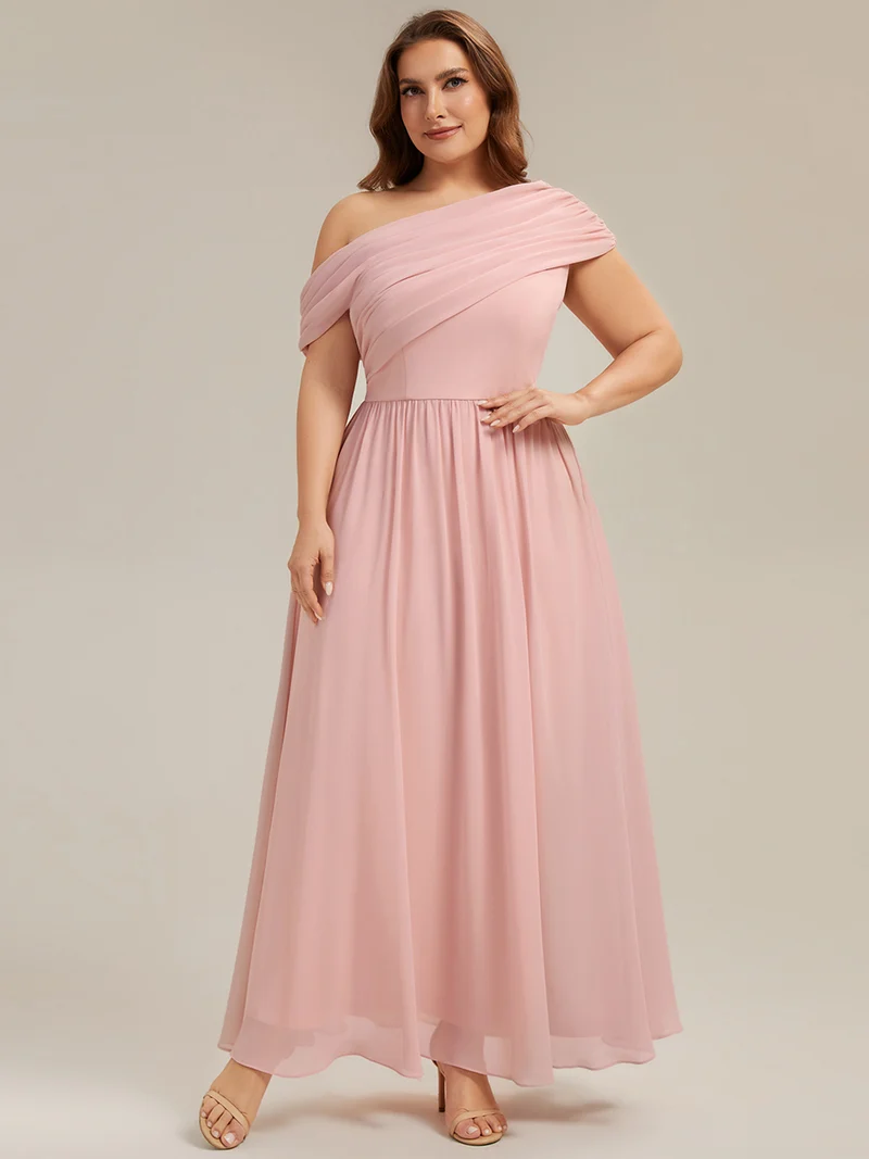 Robe longue asymétrique sans bretelles en A avec détail froncé
