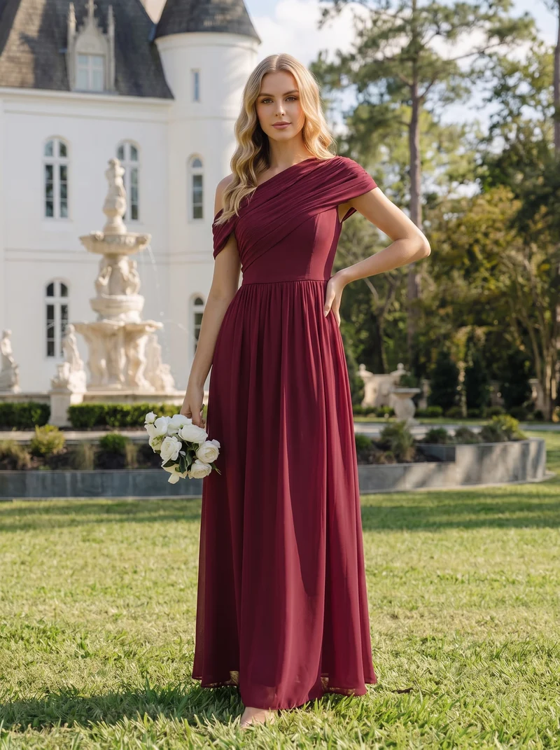 Robe longue asymétrique sans bretelles en A avec détail froncé