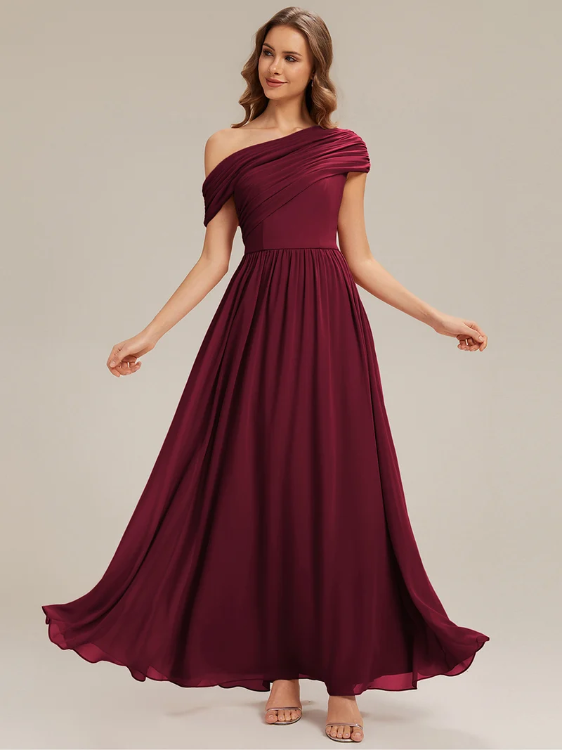 Robe longue asymétrique sans bretelles en A avec détail froncé