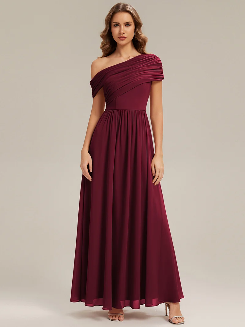 Robe longue asymétrique sans bretelles en A avec détail froncé