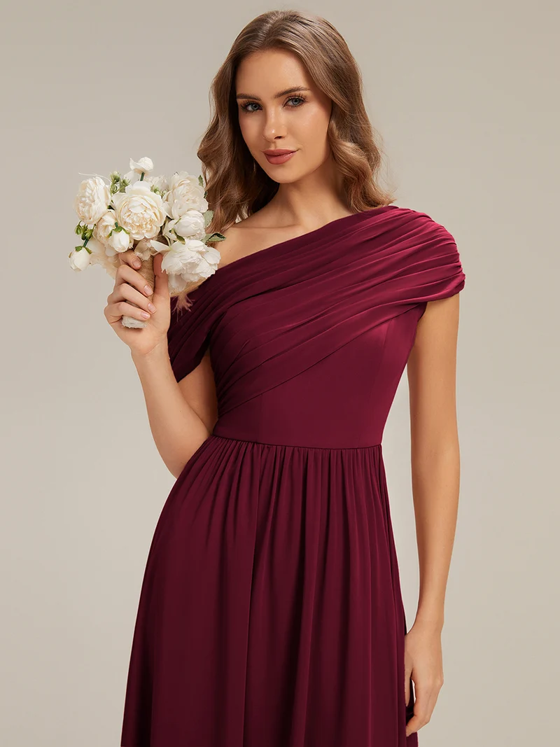Robe longue asymétrique sans bretelles en A avec détail froncé
