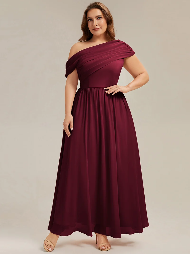 Robe longue asymétrique sans bretelles en A avec détail froncé