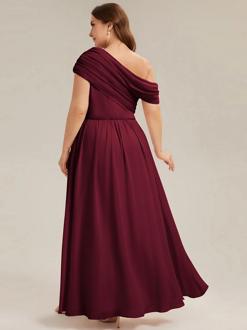 Robe longue asymétrique sans bretelles en A avec détail froncé