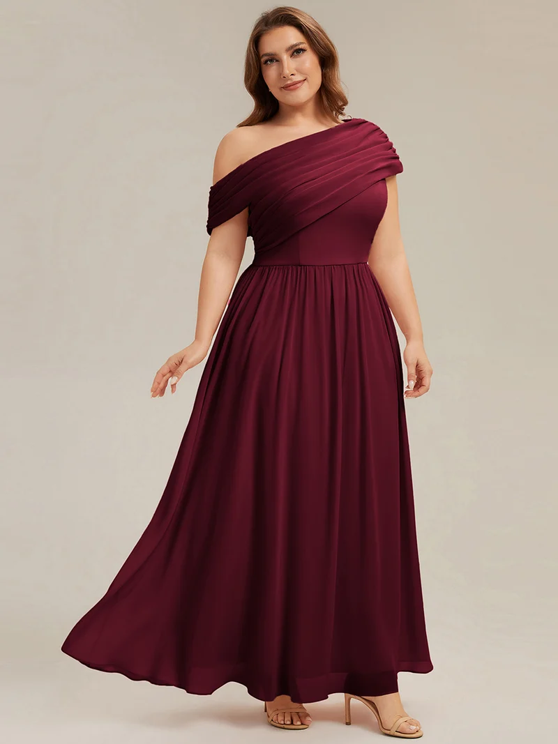 Robe longue asymétrique sans bretelles en A avec détail froncé