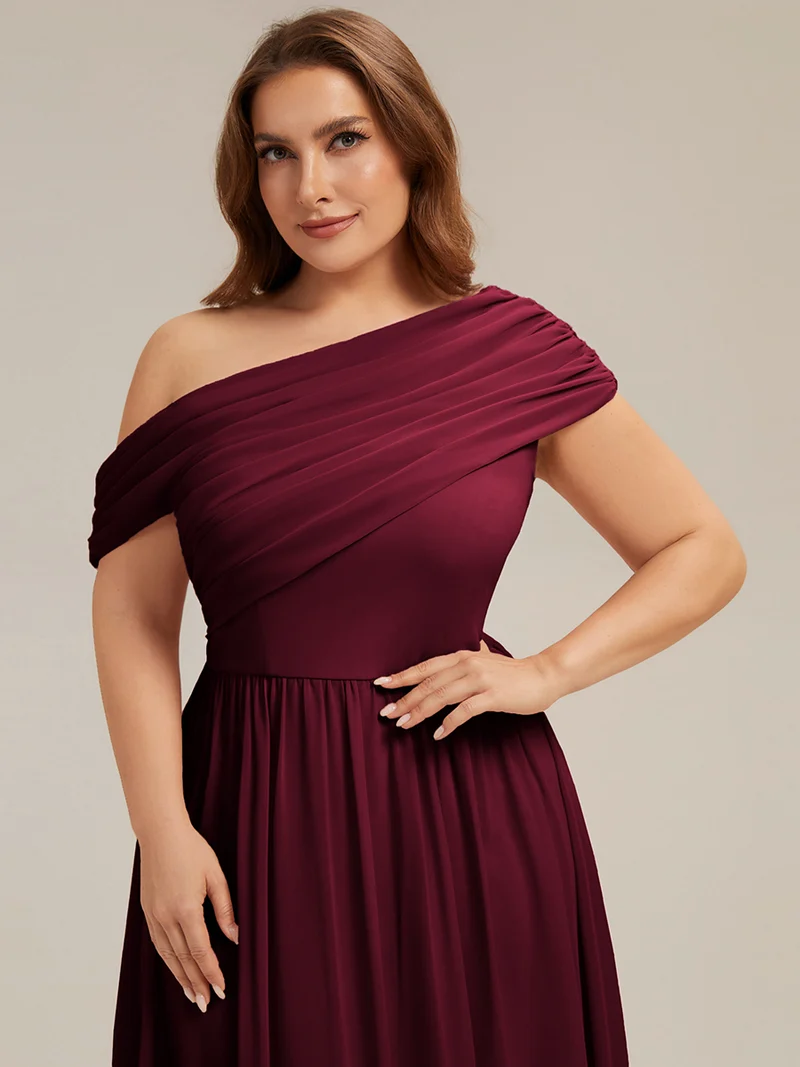Robe longue asymétrique sans bretelles en A avec détail froncé
