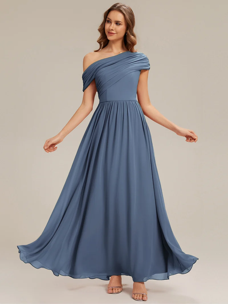 Robe longue asymétrique sans bretelles en A avec détail froncé
