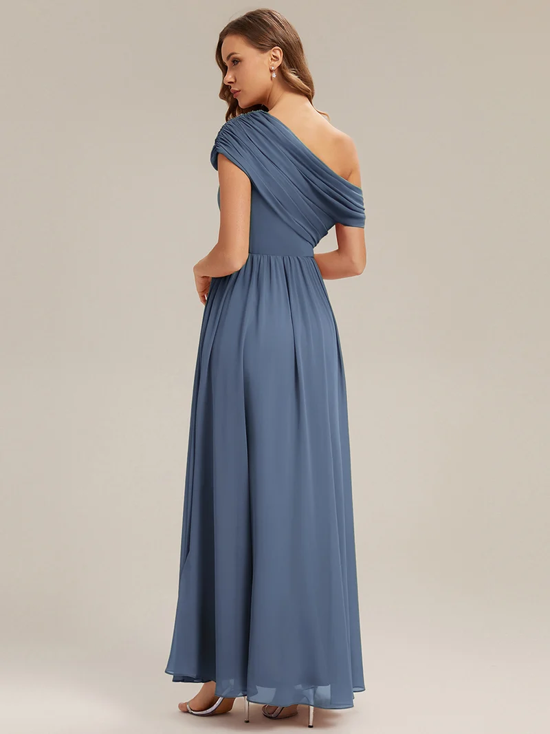 Robe longue asymétrique sans bretelles en A avec détail froncé