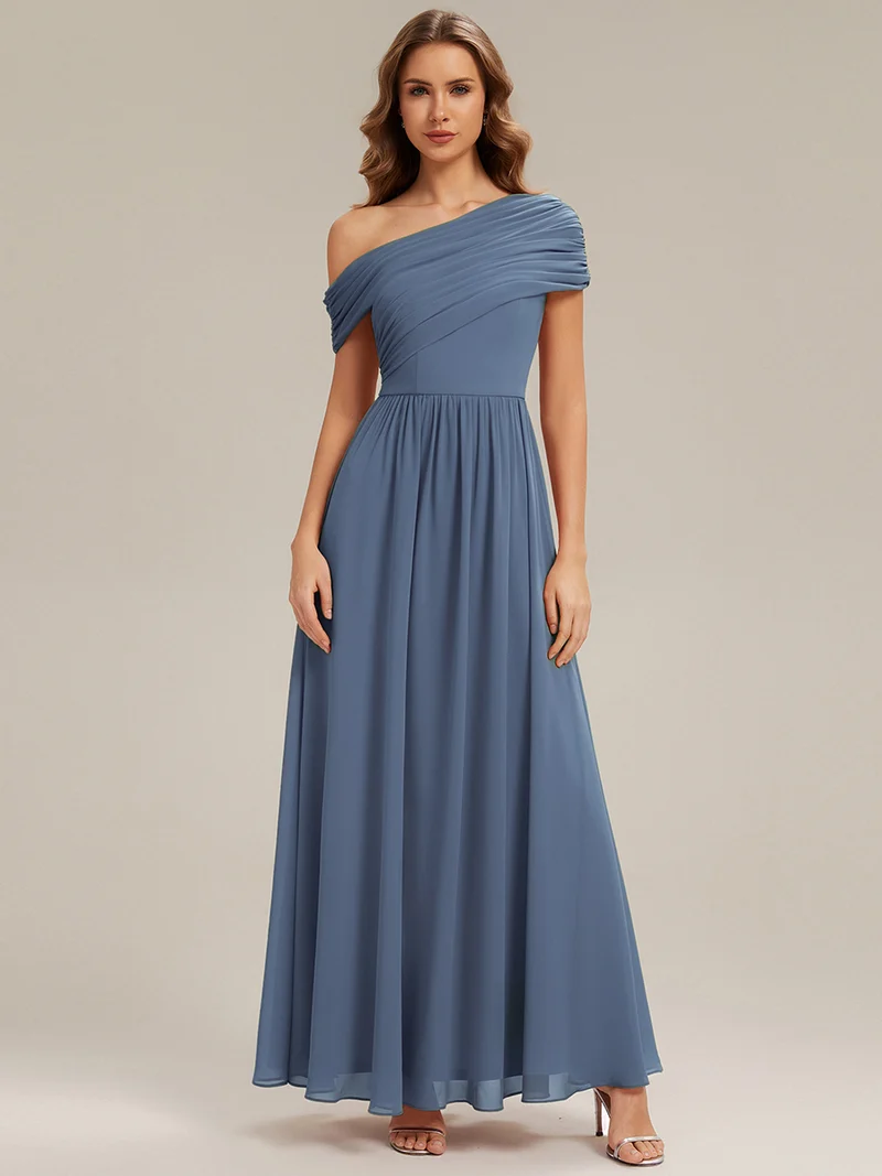 Robe longue asymétrique sans bretelles en A avec détail froncé