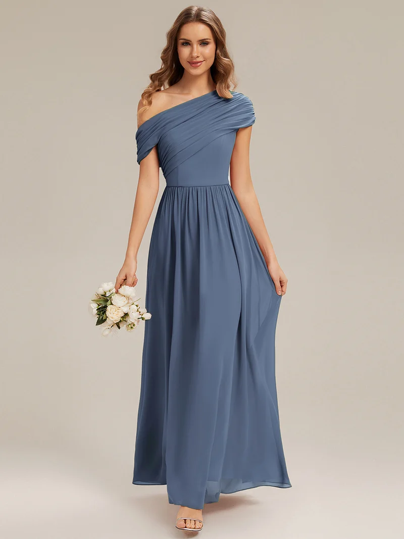 Robe longue asymétrique sans bretelles en A avec détail froncé