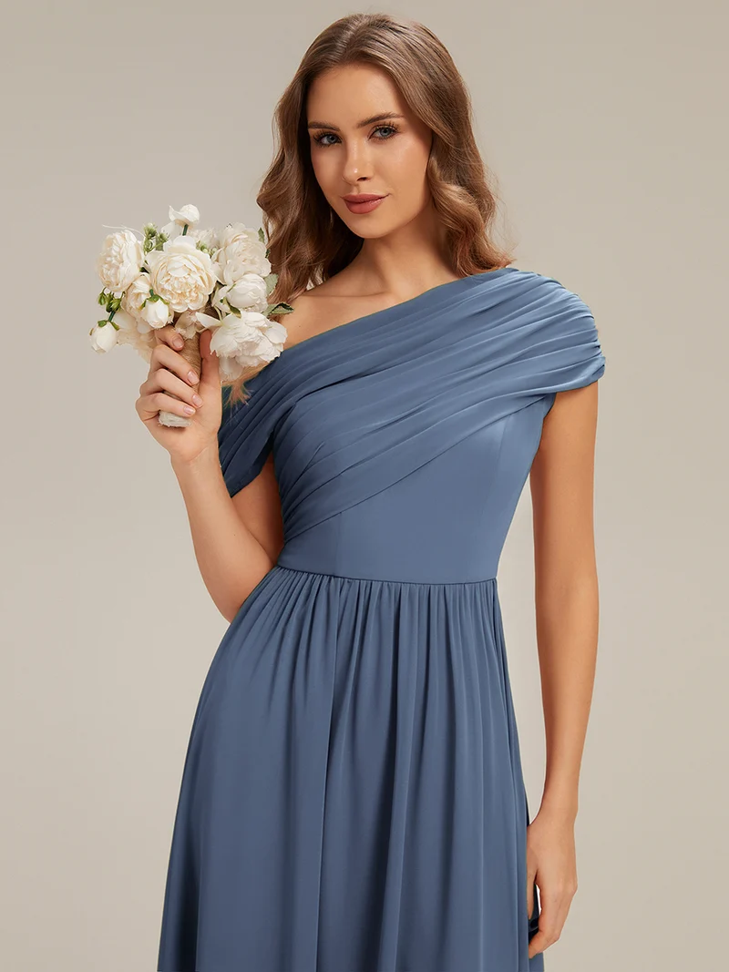 Robe longue asymétrique sans bretelles en A avec détail froncé