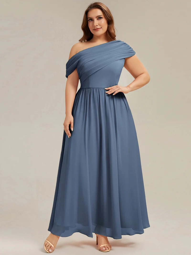 Robe longue asymétrique sans bretelles en A avec détail froncé