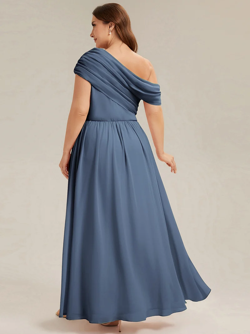 Robe longue asymétrique sans bretelles en A avec détail froncé