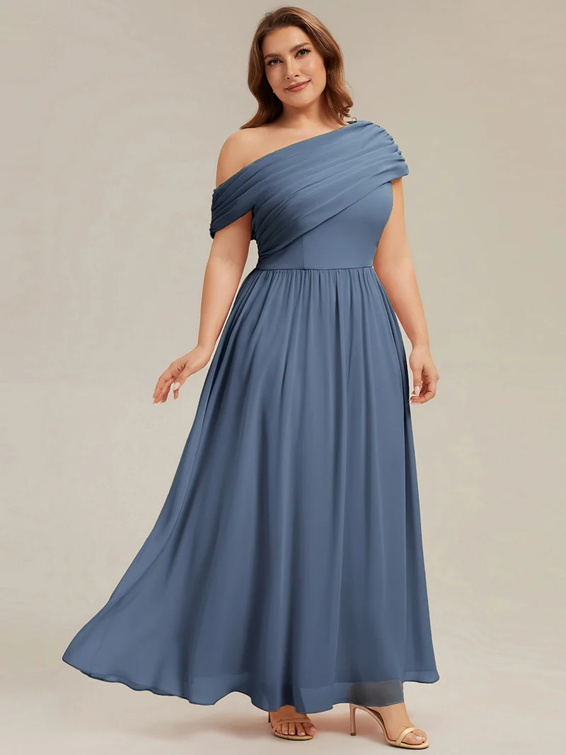 Robe longue asymétrique sans bretelles en A avec détail froncé