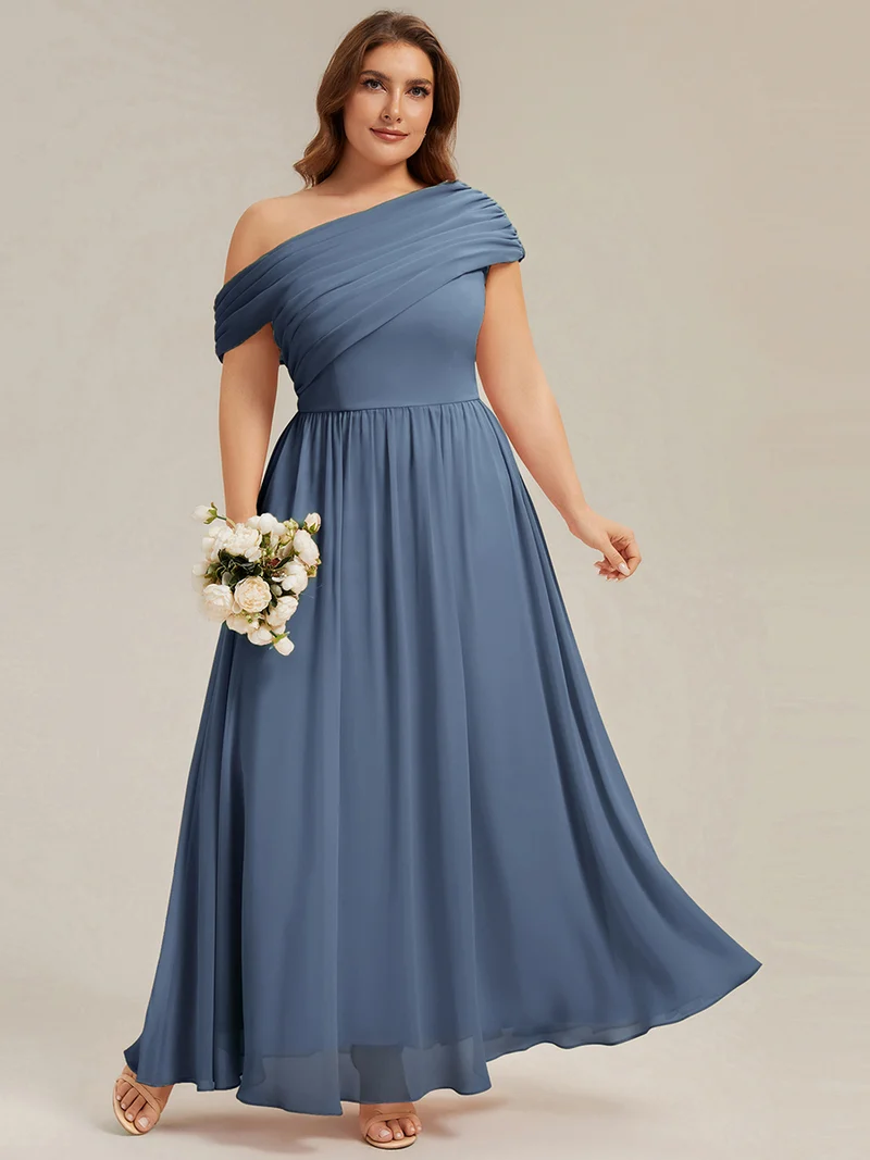 Robe longue asymétrique sans bretelles en A avec détail froncé